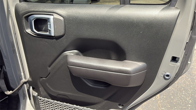 Vehicle image 29 of 32