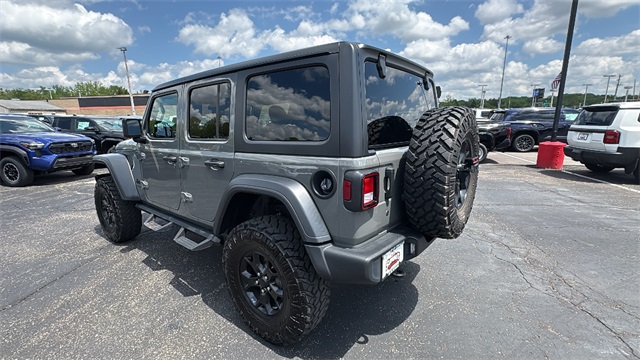 Vehicle image 4 of 32