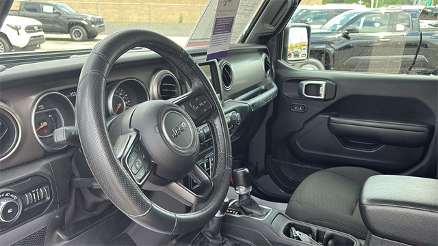 Vehicle image 10 of 32