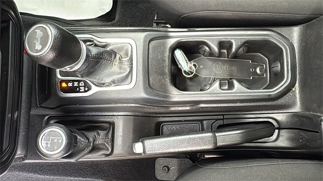 Vehicle image 16 of 32