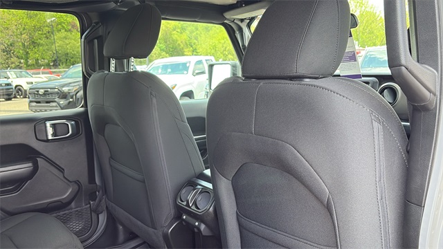 Vehicle image 27 of 32