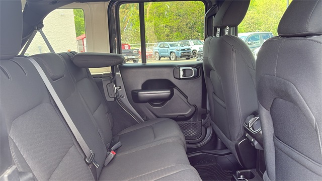 Vehicle image 28 of 32