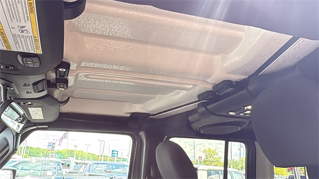 Vehicle image 20 of 32