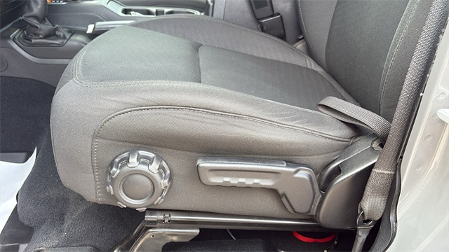 Vehicle image 21 of 32