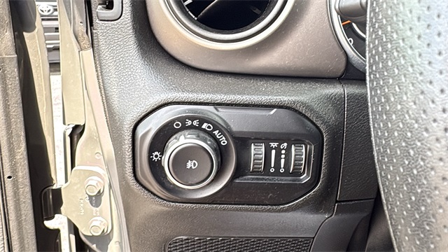 Vehicle image 18 of 32