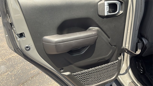 Vehicle image 25 of 32