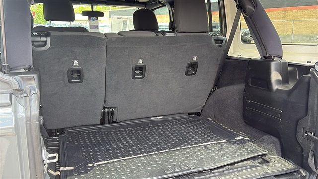 Vehicle image 26 of 32