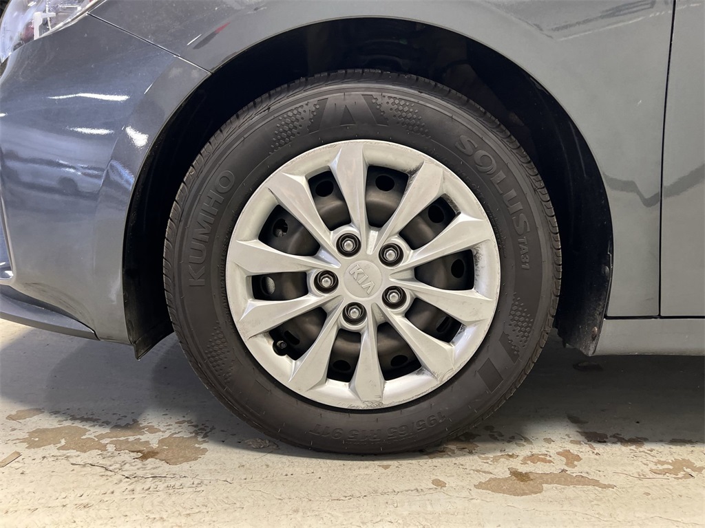 Vehicle image 28 of 30
