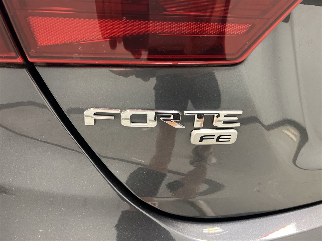 Vehicle image 27 of 30