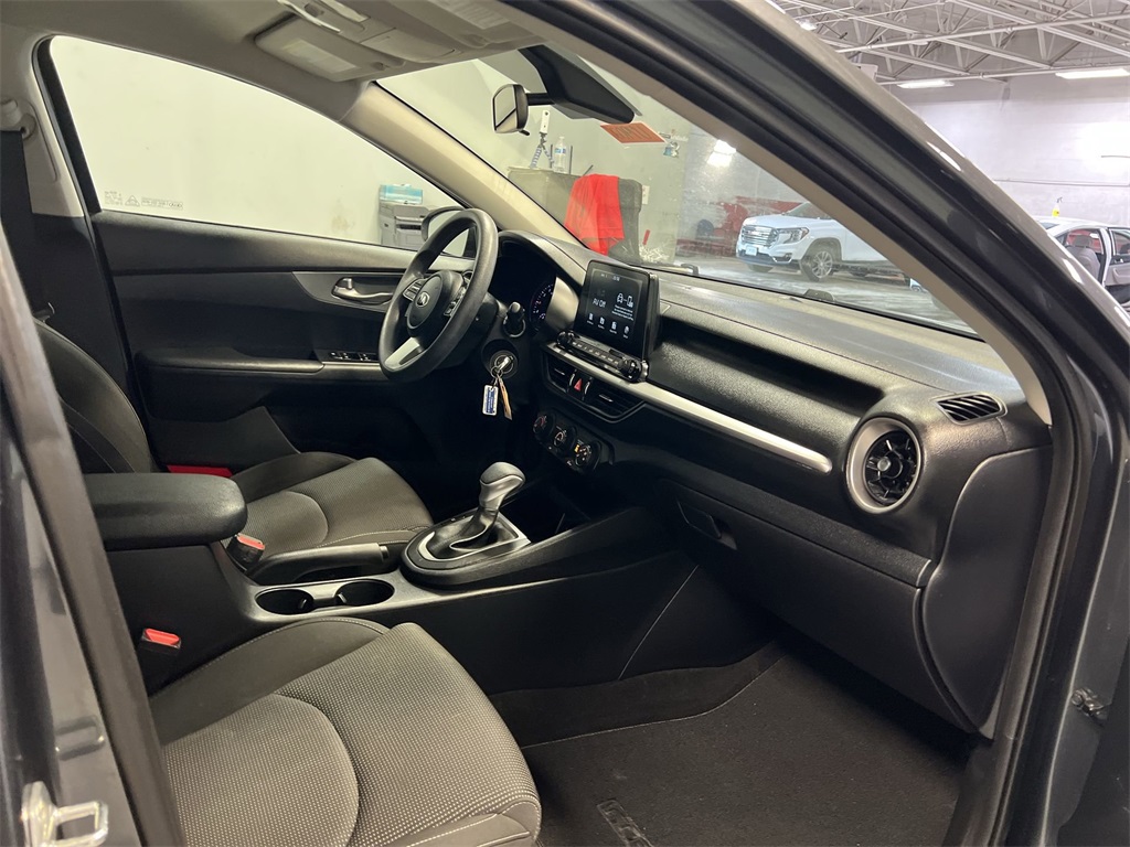 Vehicle image 25 of 30