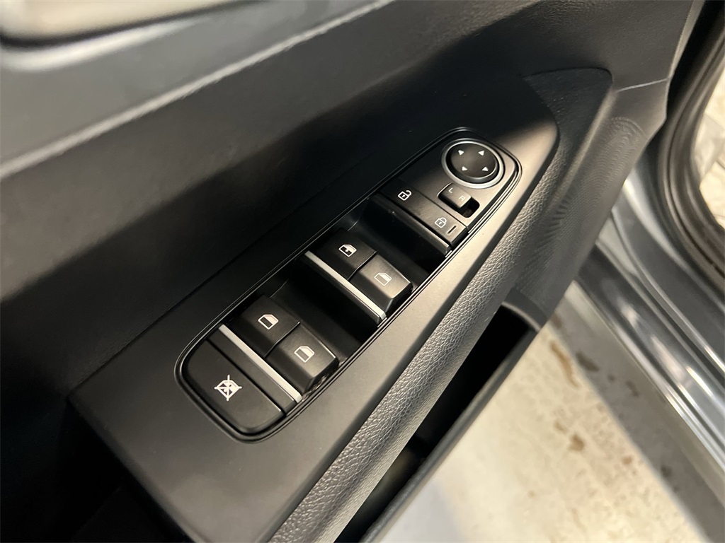 Vehicle image 21 of 30
