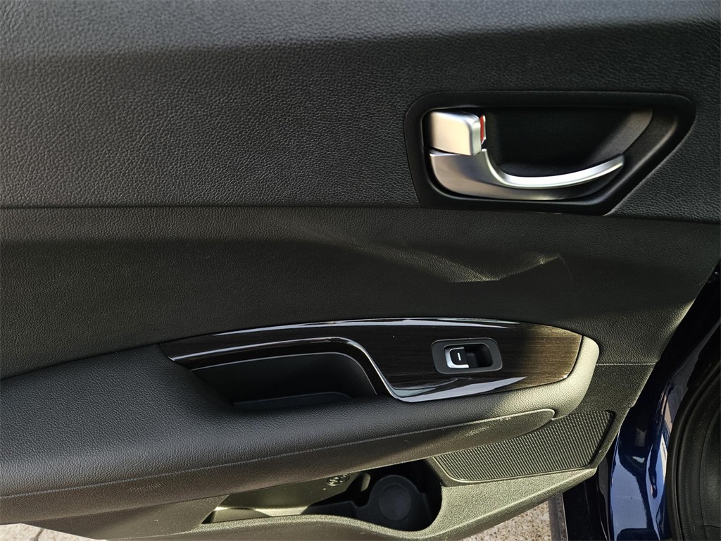 Vehicle image 9 of 30
