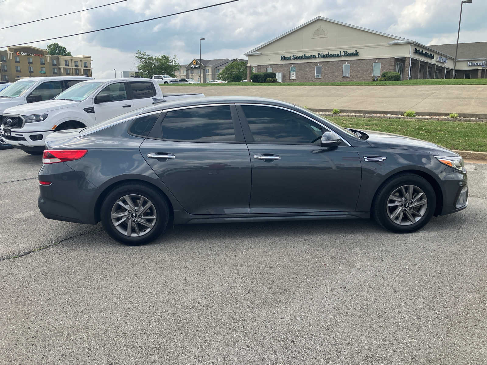 Vehicle image 6 of 28
