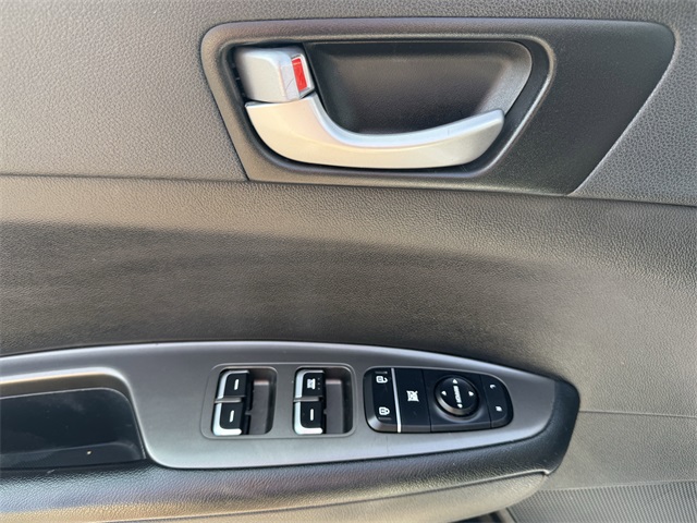 Vehicle image 17 of 24