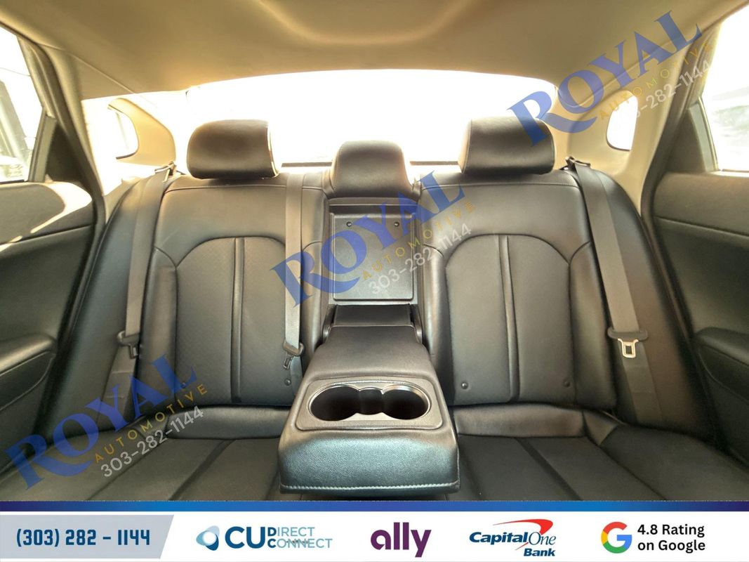 2020 Kia Optima SE Image 8 of 38