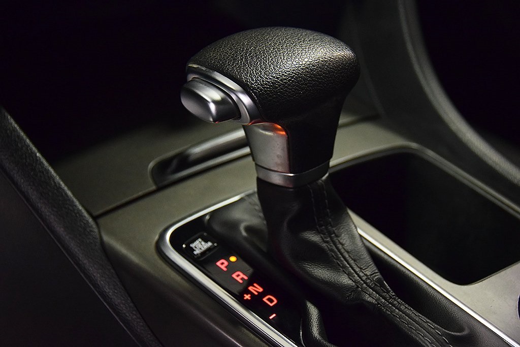 Vehicle image 25 of 33
