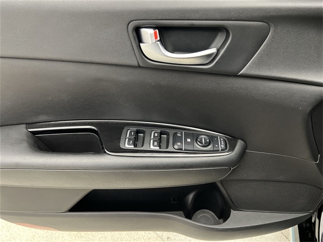 Vehicle image 34 of 40