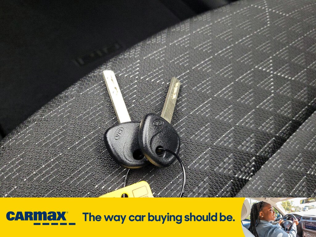 Vehicle image 21 of 27