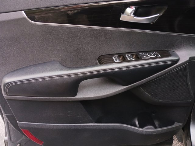 Vehicle image 21 of 29