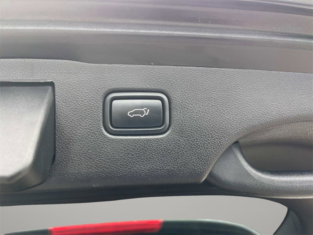 Vehicle image 33 of 41