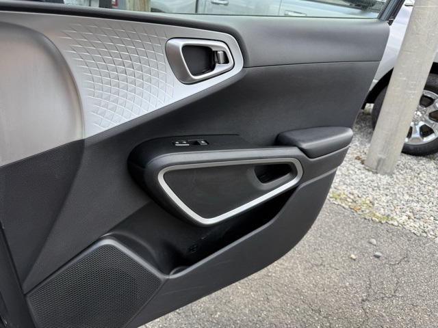 Vehicle image 18 of 22