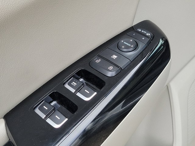 Vehicle image 28 of 31