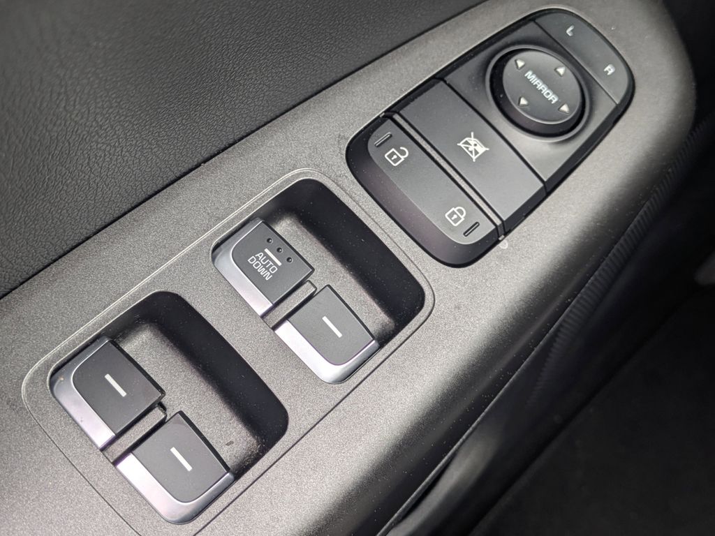 Vehicle image 21 of 25