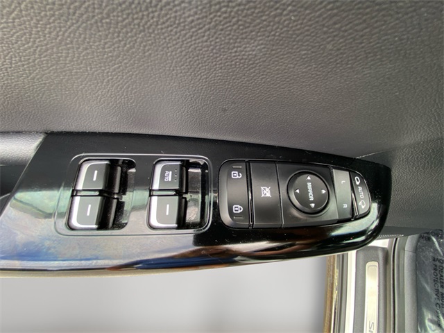 Vehicle image 30 of 36