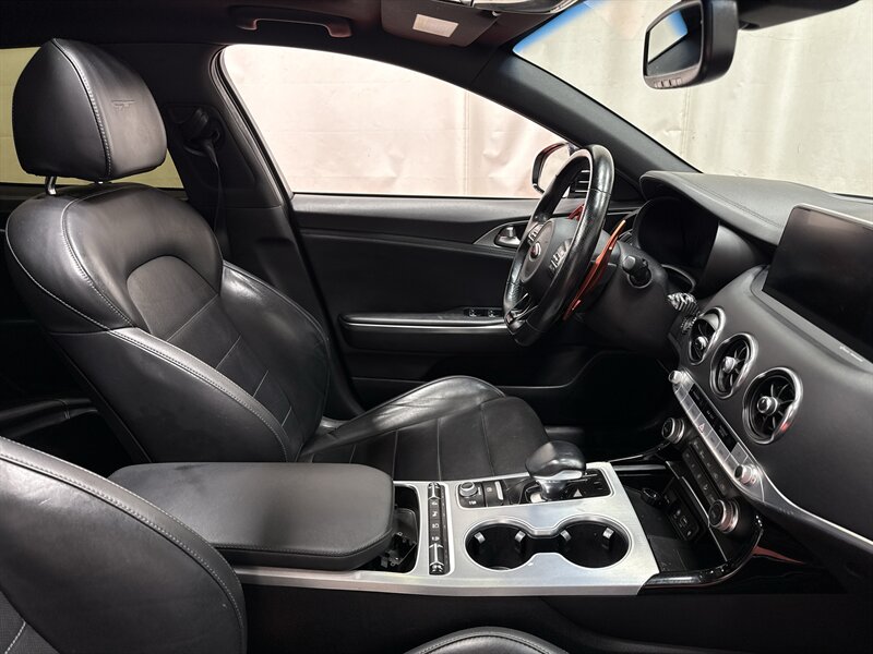 2020 Kia Stinger GT2 Image 32 of 47