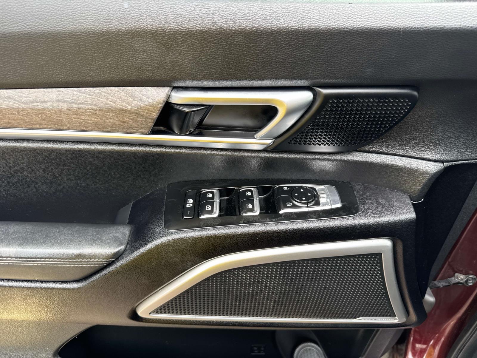 Vehicle image 19 of 28