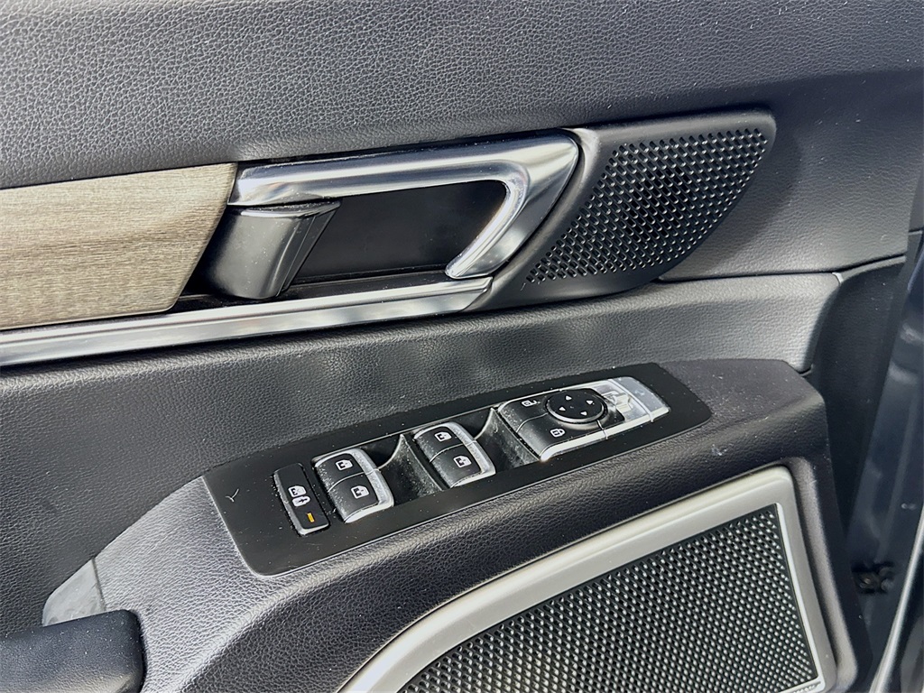 Vehicle image 25 of 42