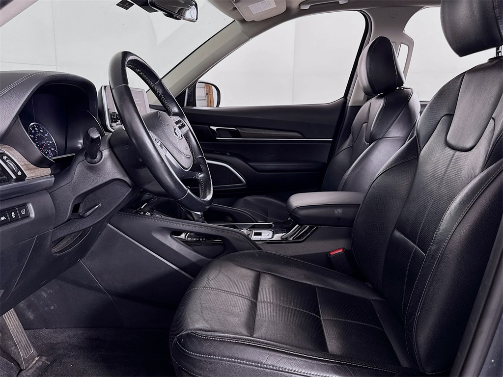 Vehicle image 19 of 42