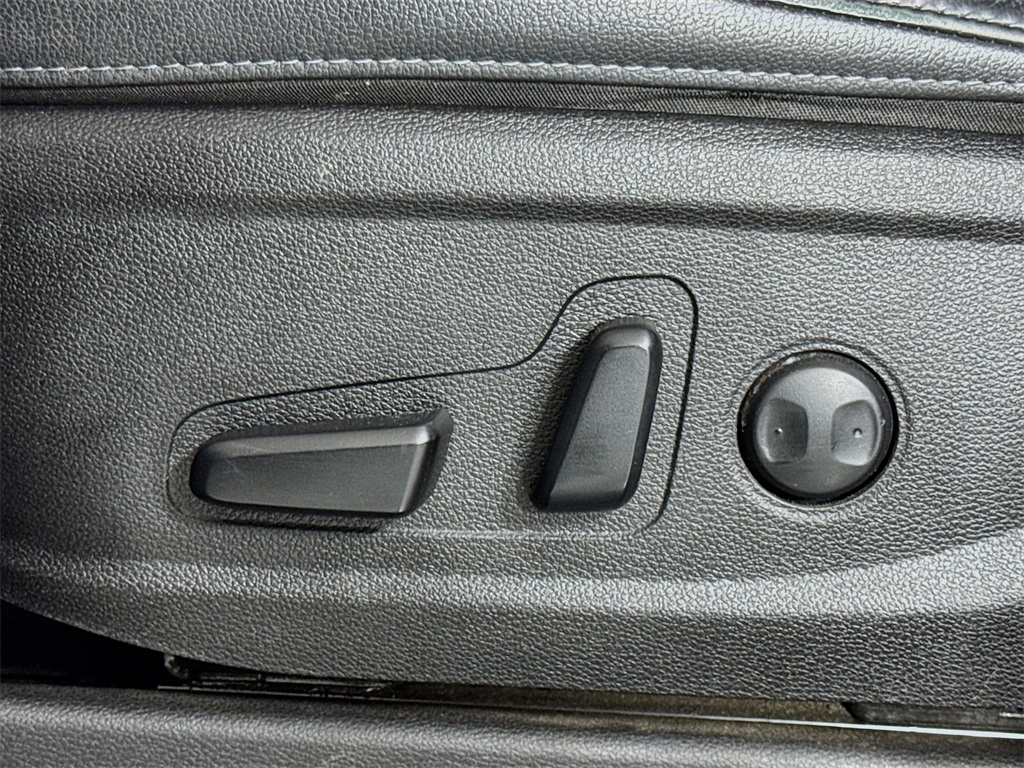 Vehicle image 26 of 42