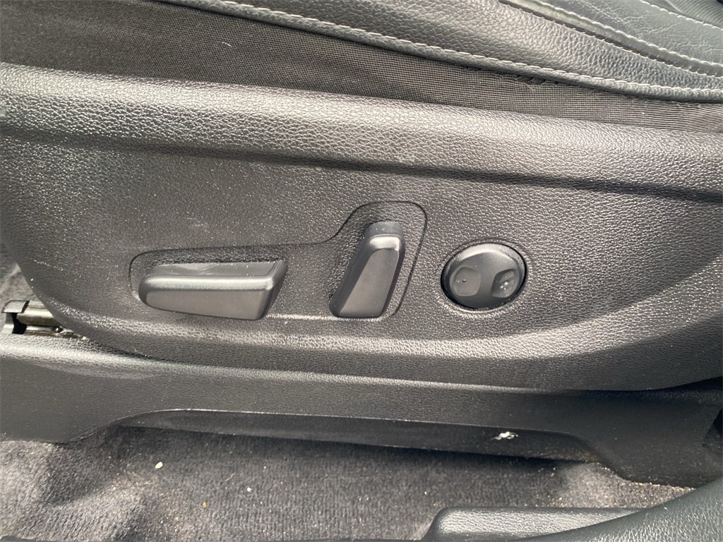 Vehicle image 25 of 28
