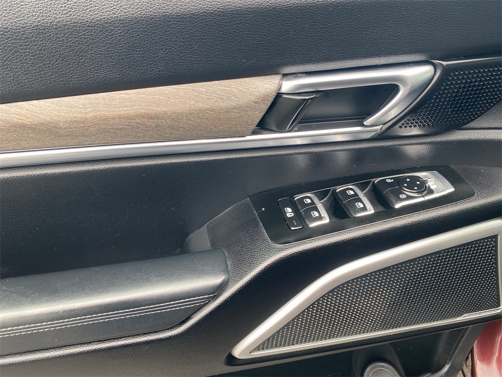 Vehicle image 11 of 28
