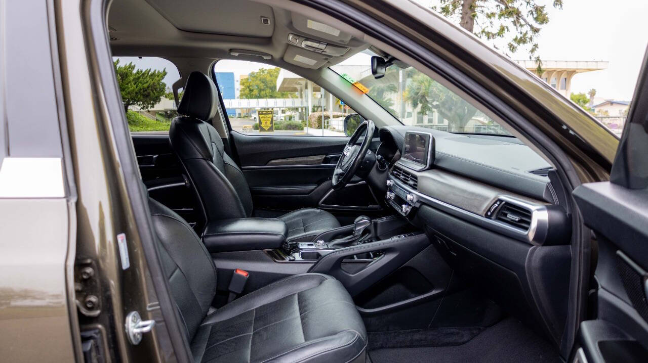 Vehicle image 14 of 32