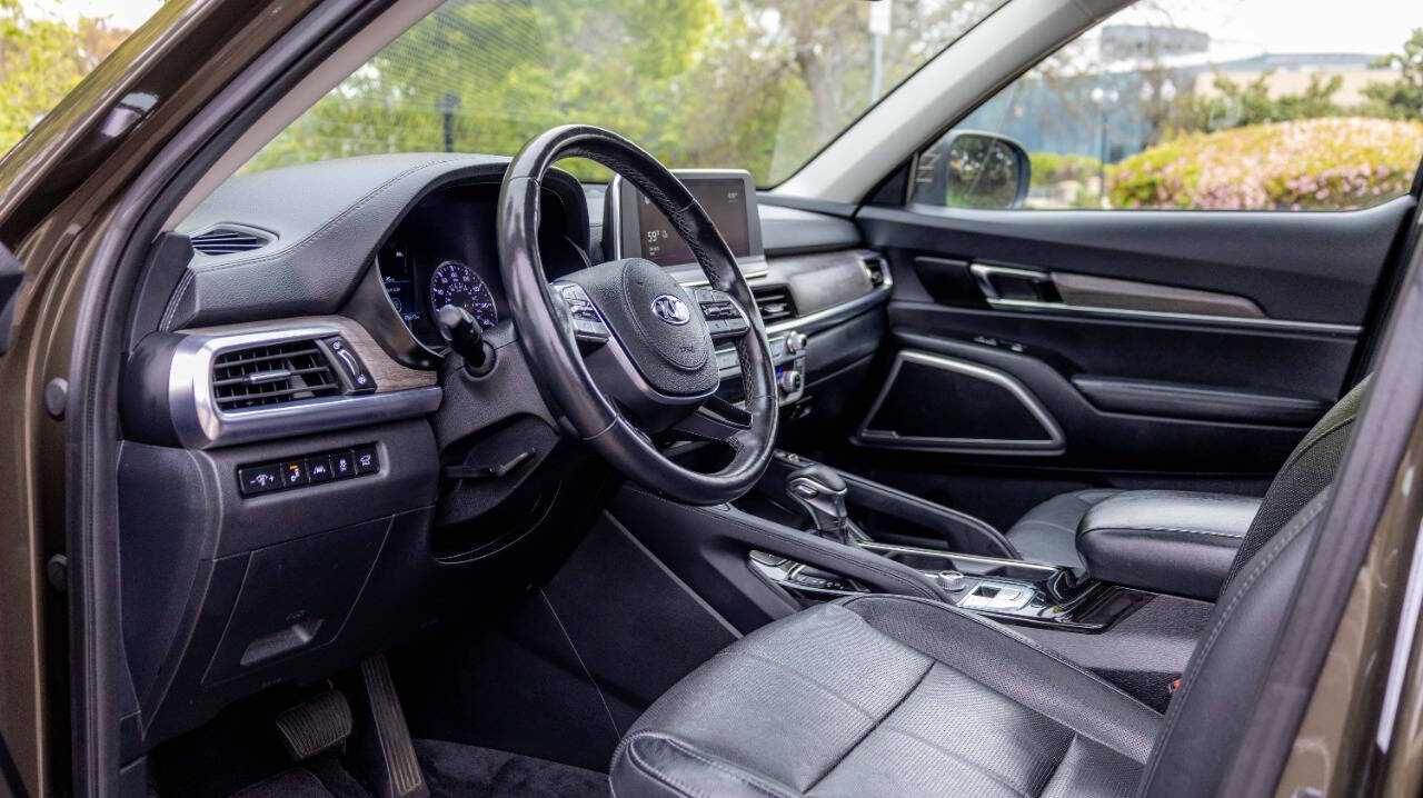 Vehicle image 18 of 32