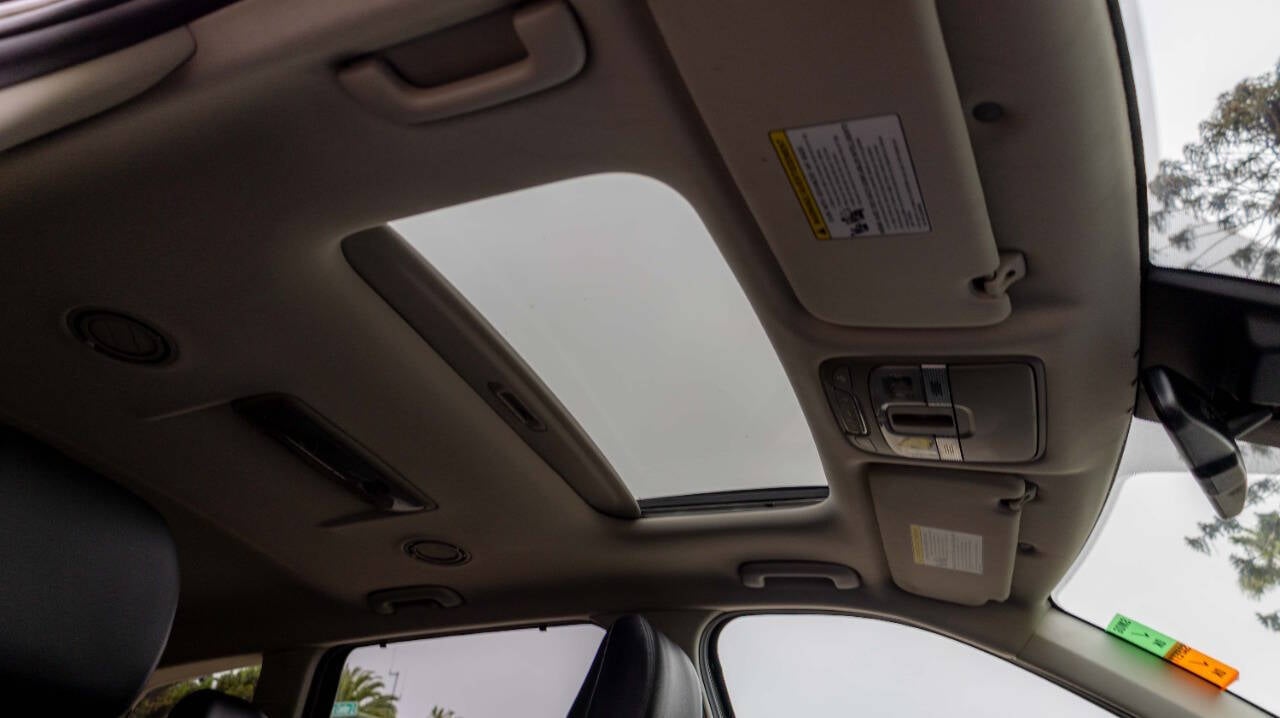 Vehicle image 15 of 32