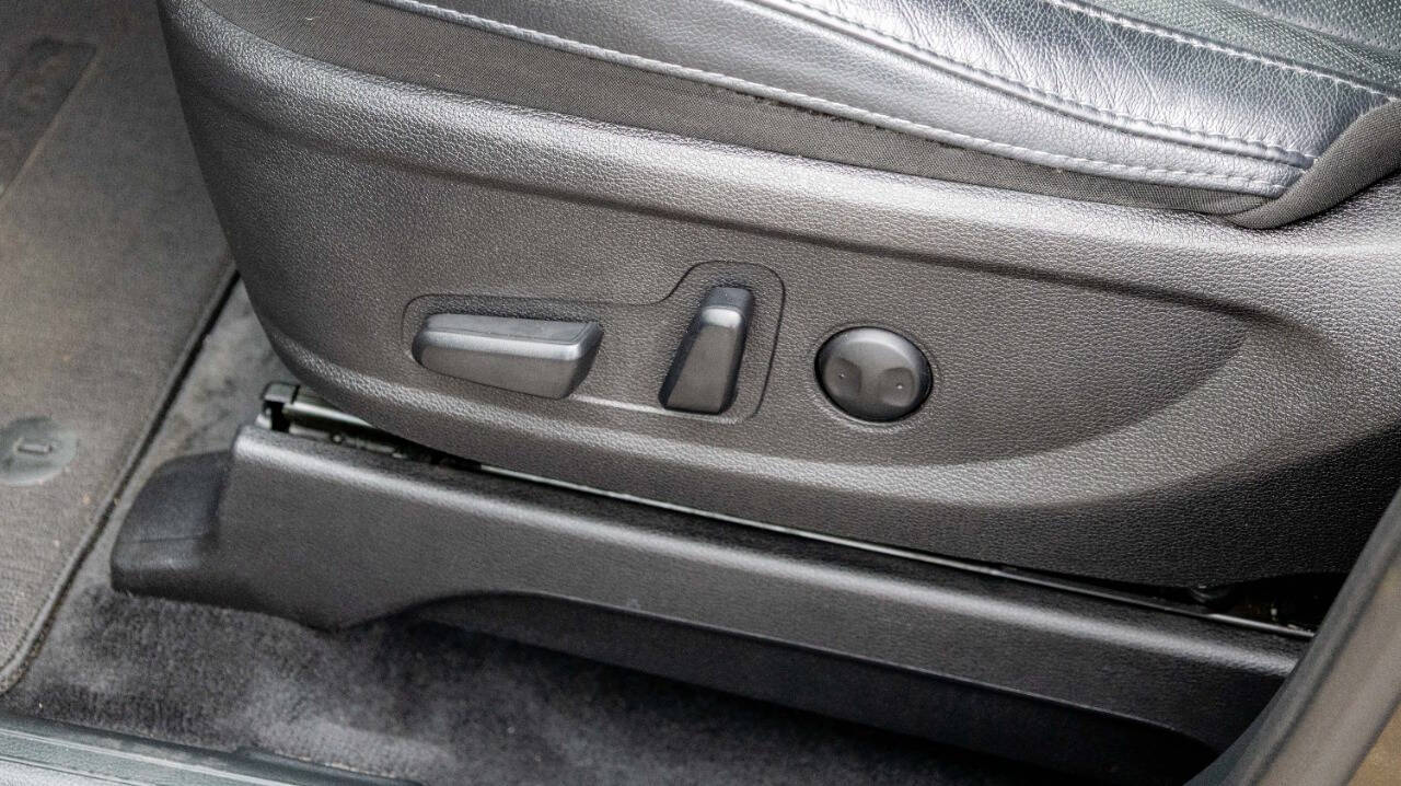 Vehicle image 17 of 32
