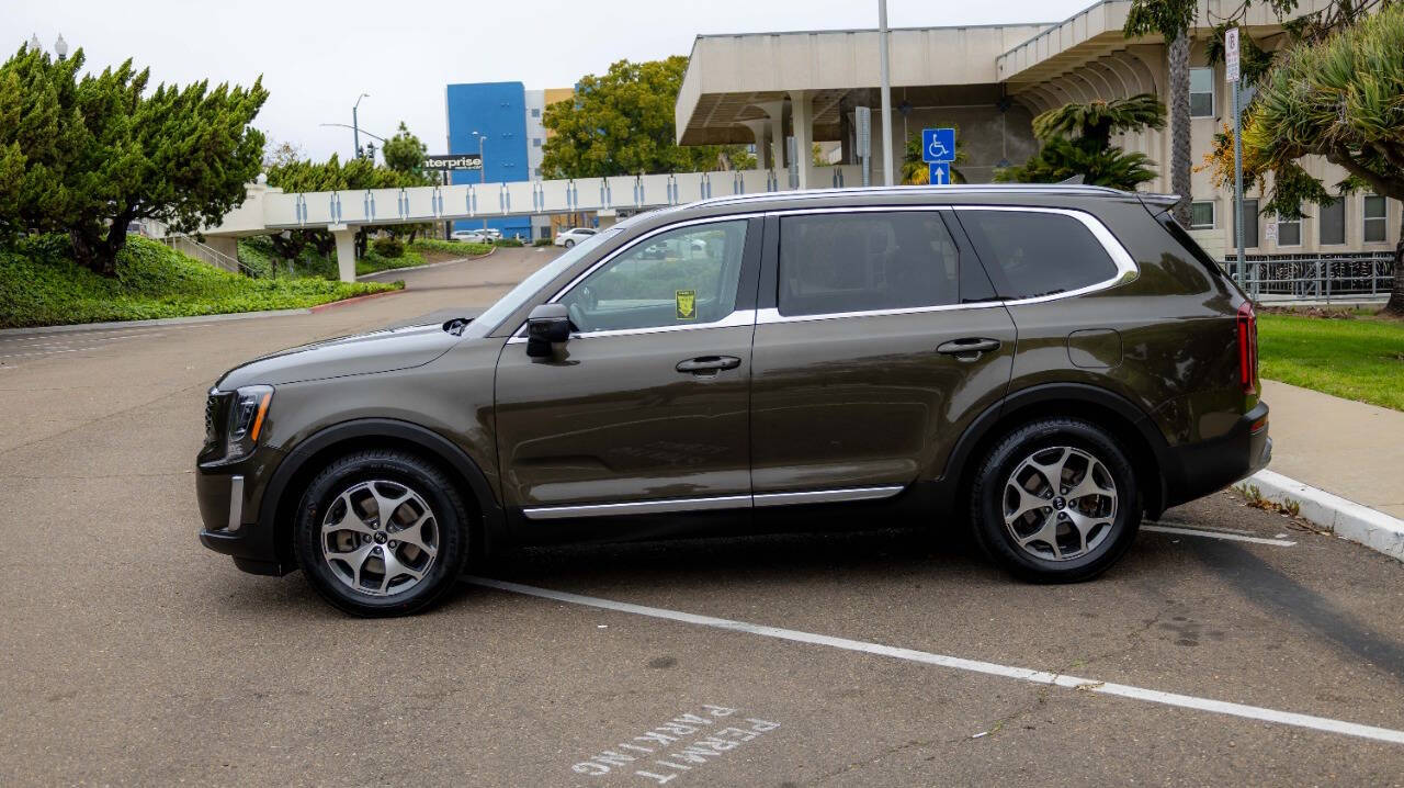 Vehicle image 2 of 32