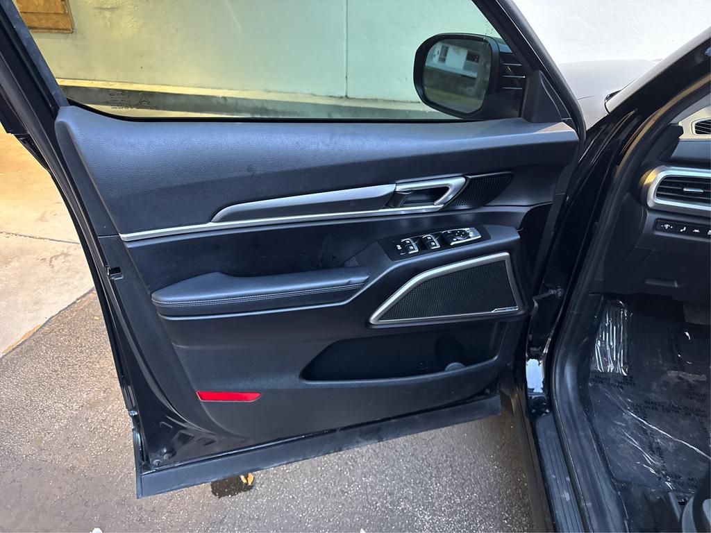 Vehicle image 20 of 23