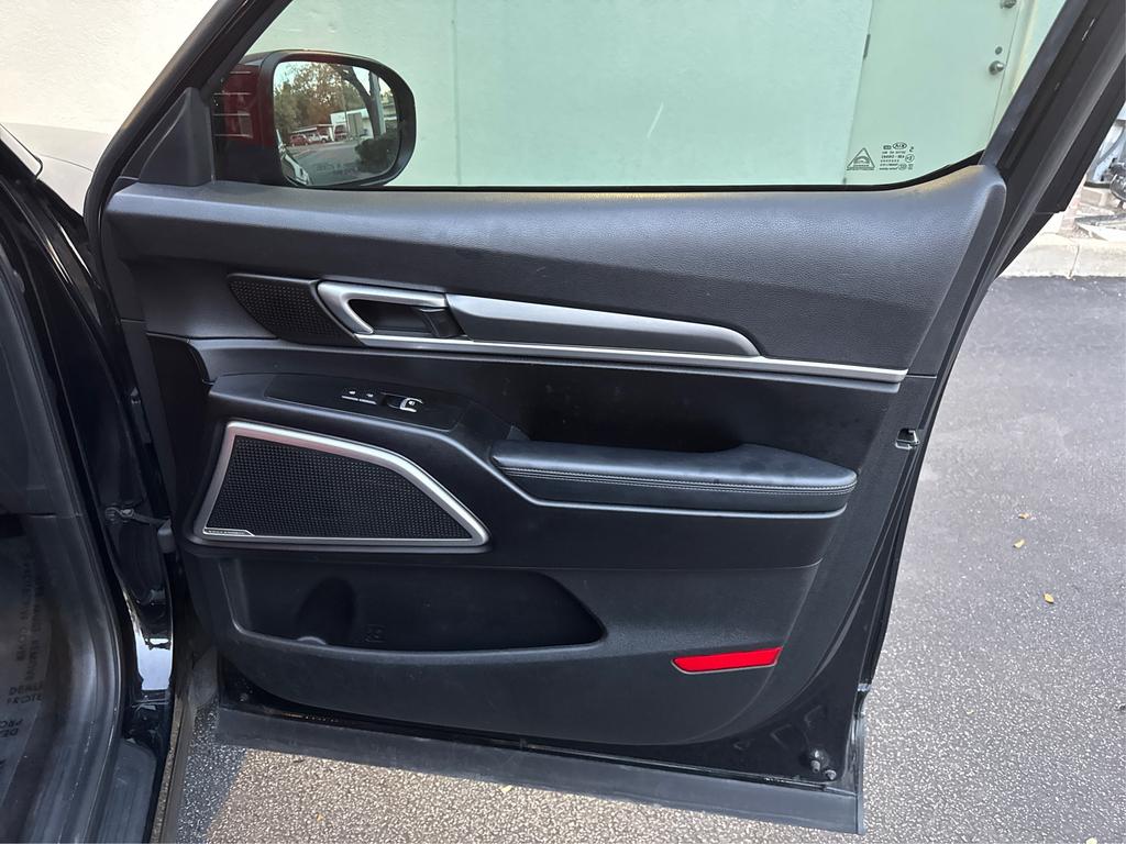 Vehicle image 21 of 23