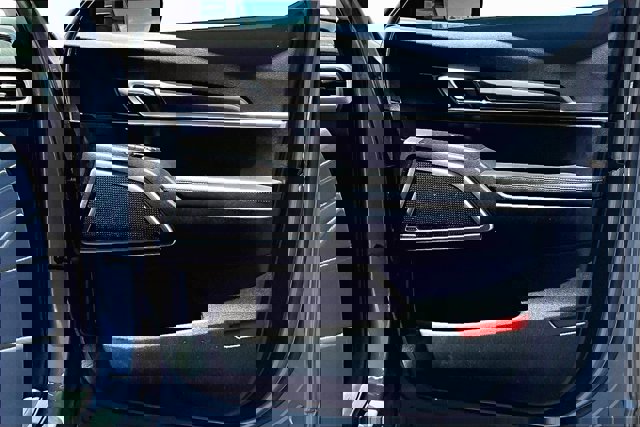 Vehicle image 17 of 33