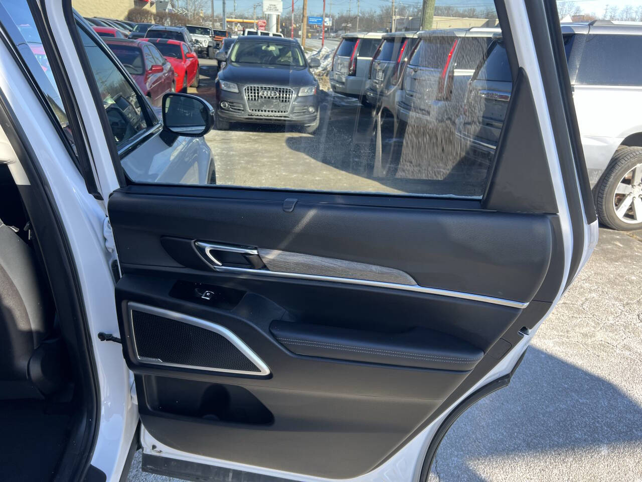 Vehicle image 19 of 24