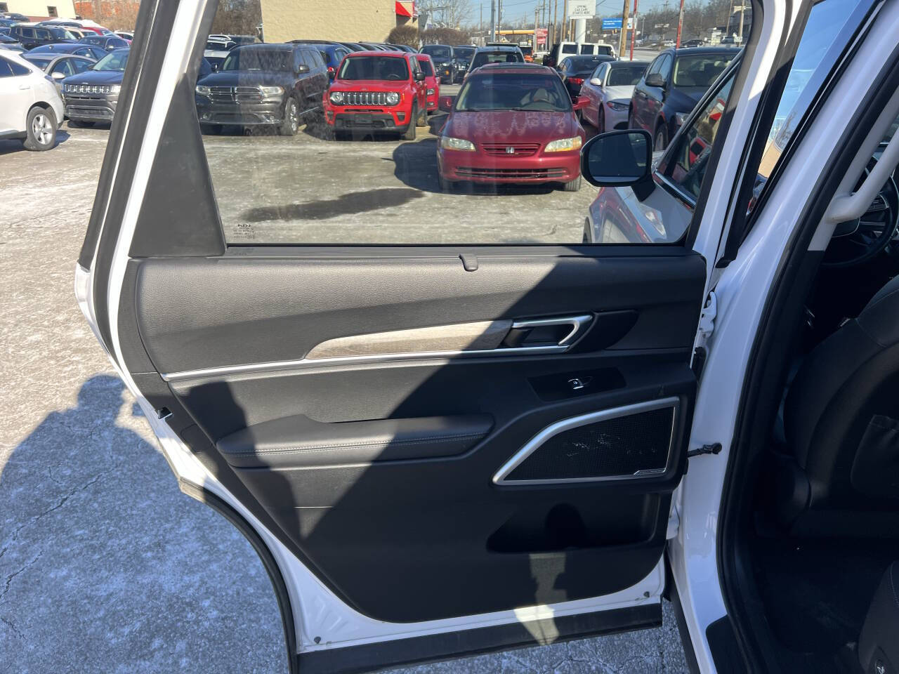 Vehicle image 17 of 24