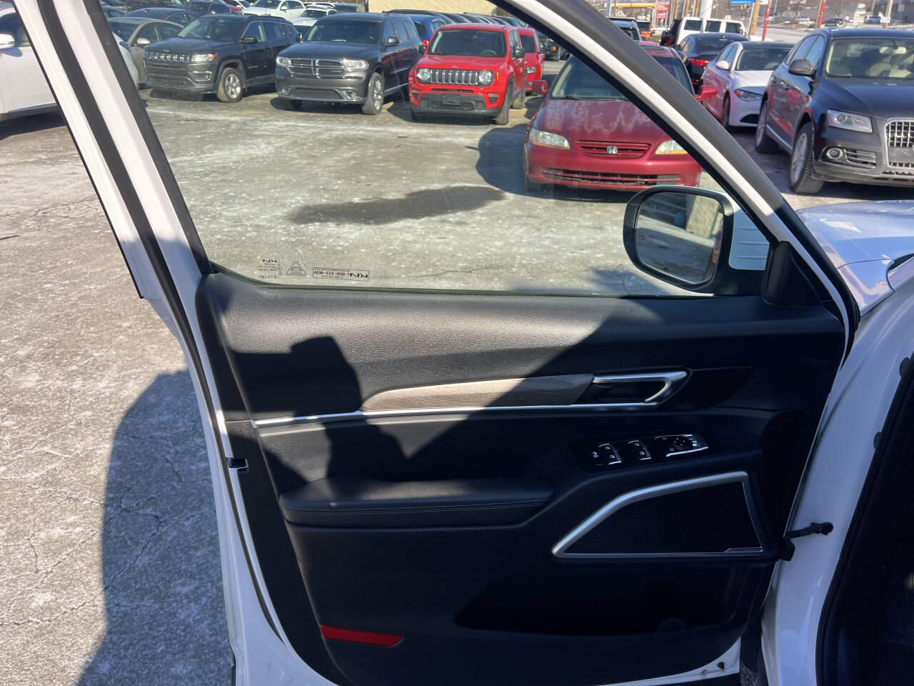 Vehicle image 15 of 24