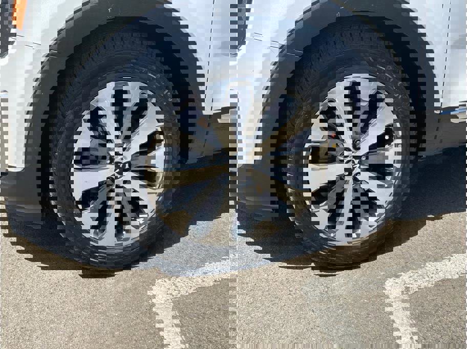 Vehicle image 33 of 35