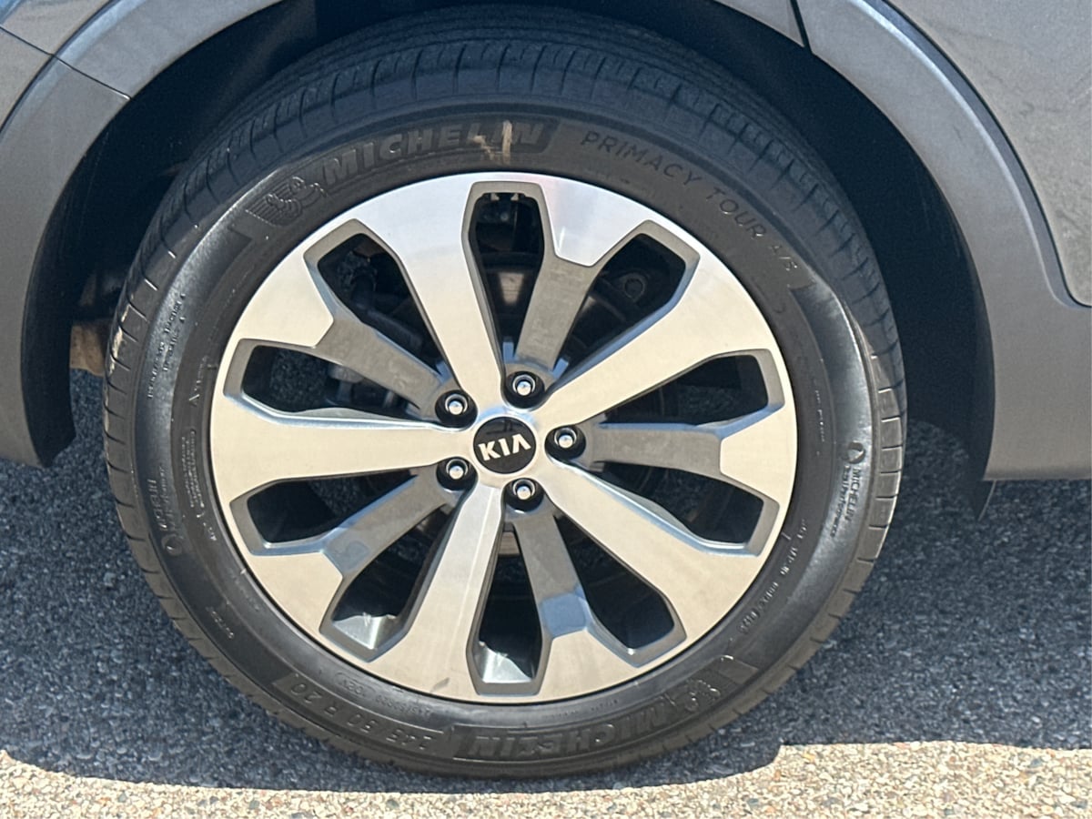 Vehicle image 10 of 44