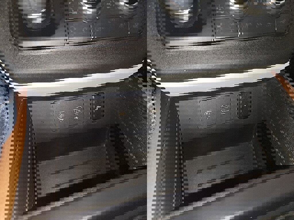 Vehicle image 17 of 23