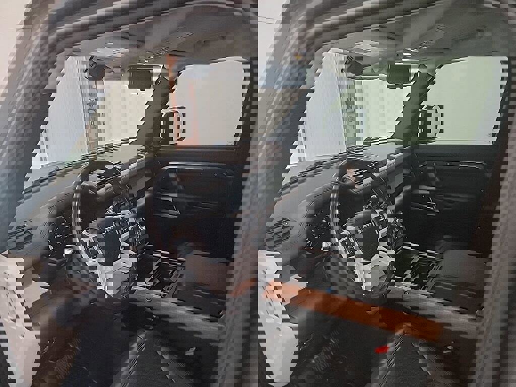 Vehicle image 11 of 23
